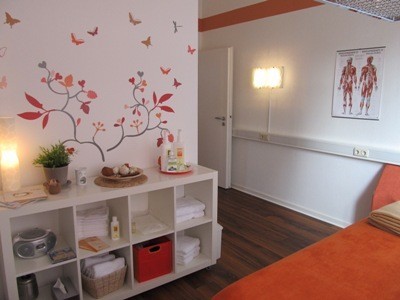 Behandlungsraum mit Therapieliege